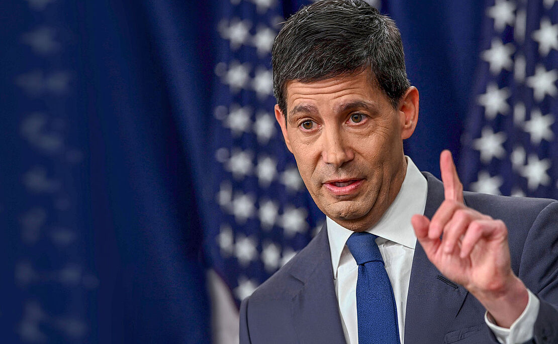 Kevin Warsh mit erhobenem Zeigefinger