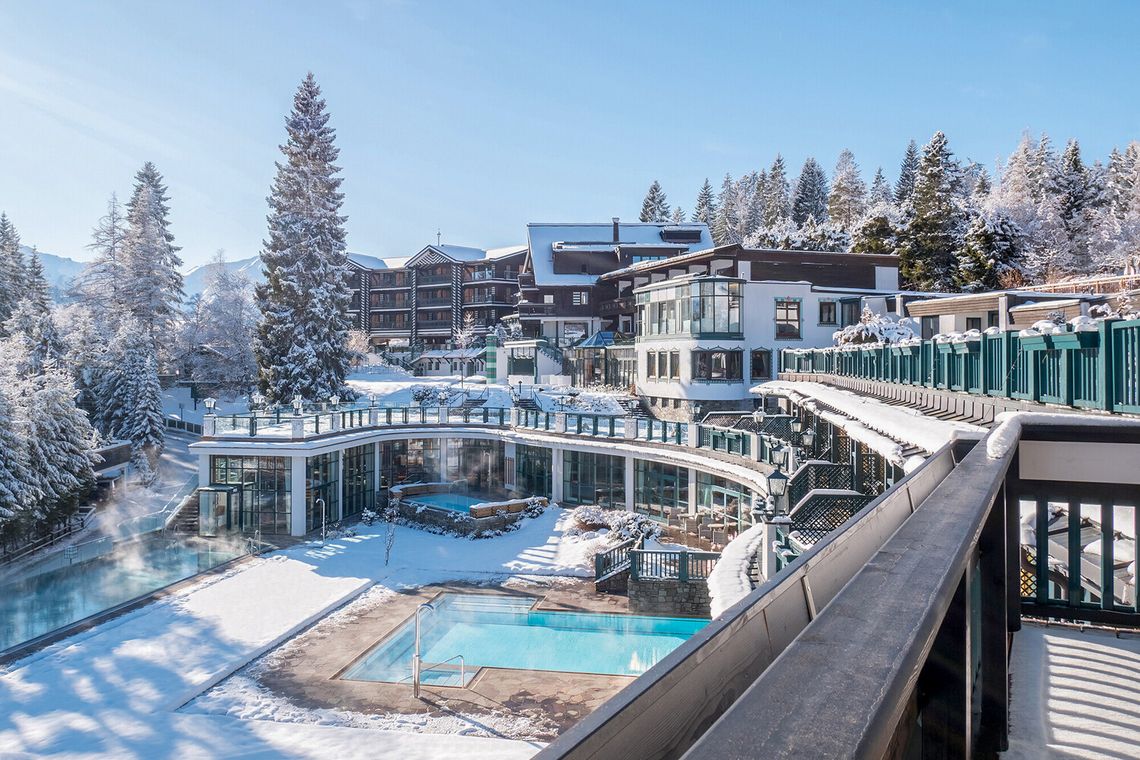 Außenansicht Alpin Resort Sacher Seefeld im Winter