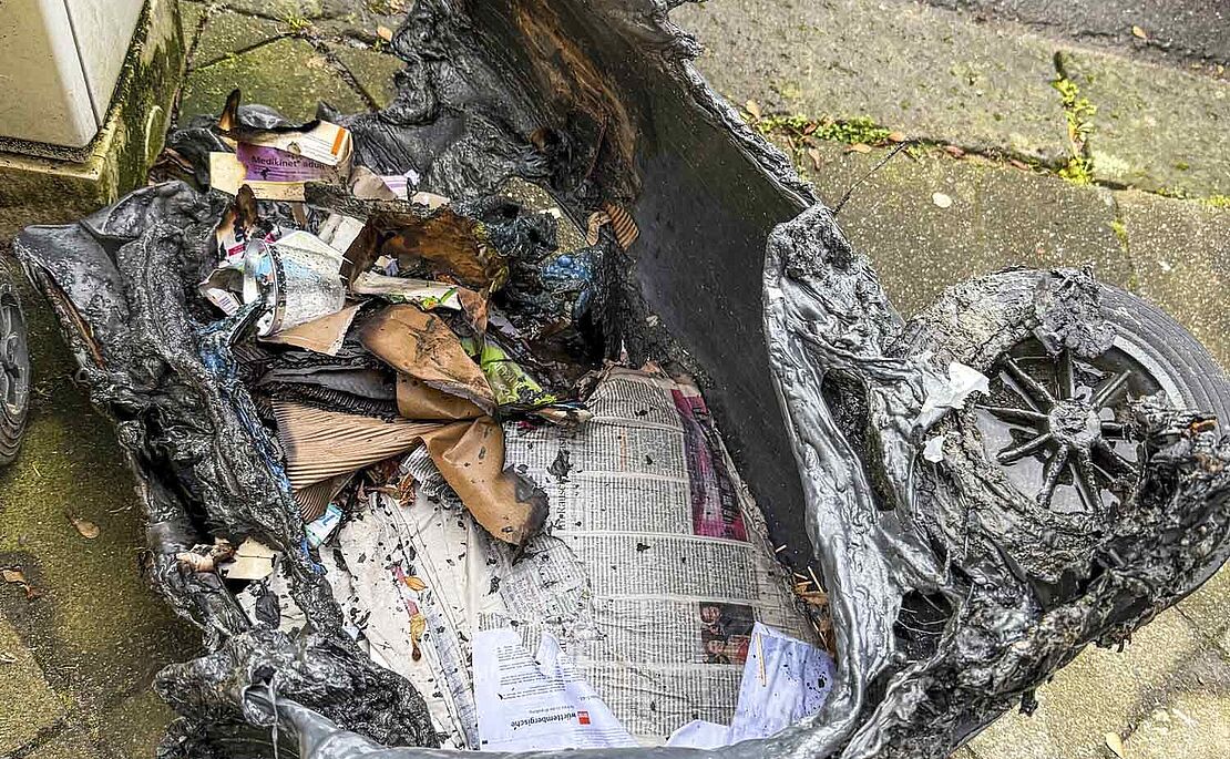 Brand in einer Mülltonne