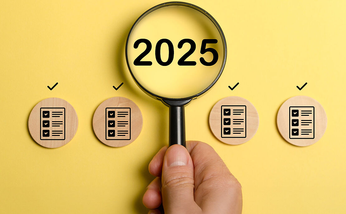 Lupe auf das Jahr 2025 gerichtet