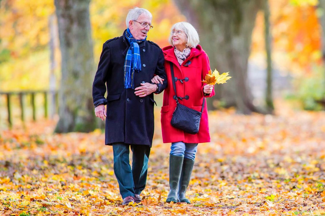 Älteres Paar beim Herbstspaziergang
