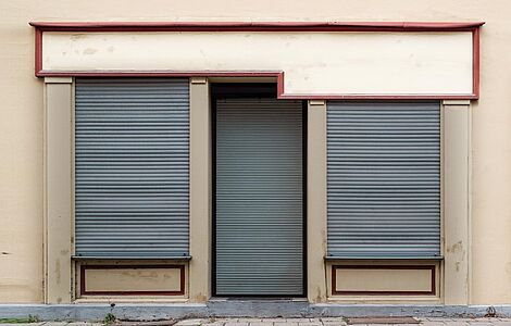 Verlassenes, leeres Geschäftsgebäude