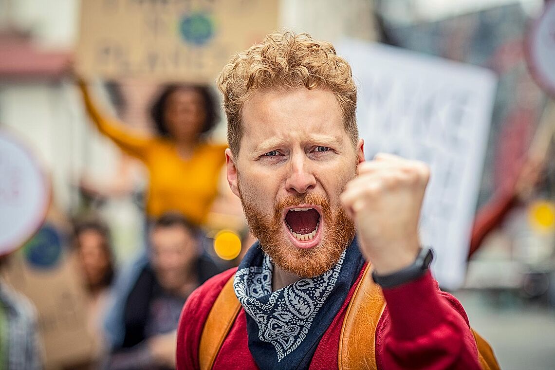 Mann bei Demo