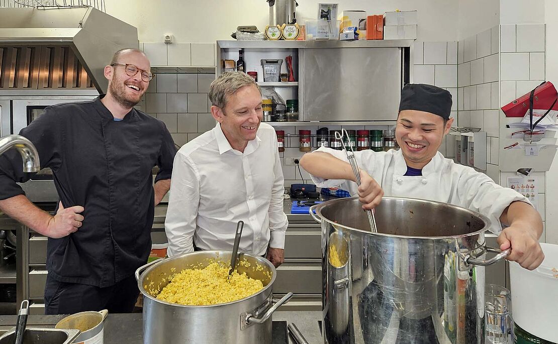 Franz Mayer-Heinisch, Gerhard Schaller und Koch S Jordan Salgado in der Großküche 