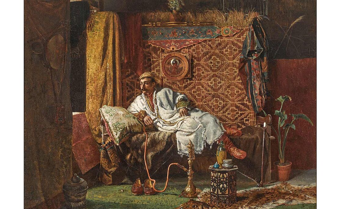 Mann mit weißem Gewand auf einem Diwan liegend, in der Hand das Mundstück einer Wasserpfeife, die vor ihm am Boden steht