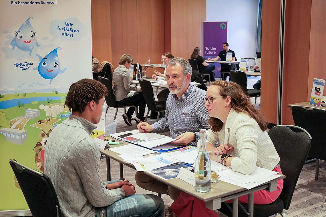 3 Personen bei Vorstellungsgespräch