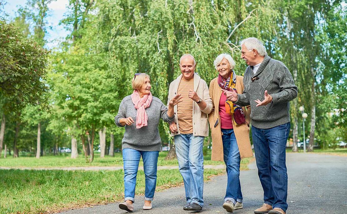 Pensionisten beim Spazierengehen