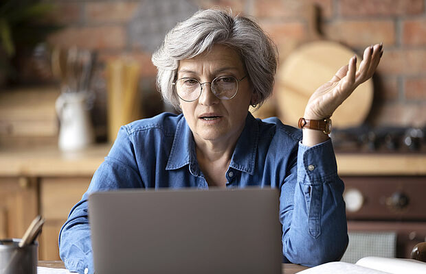 Frau vor einem Computer