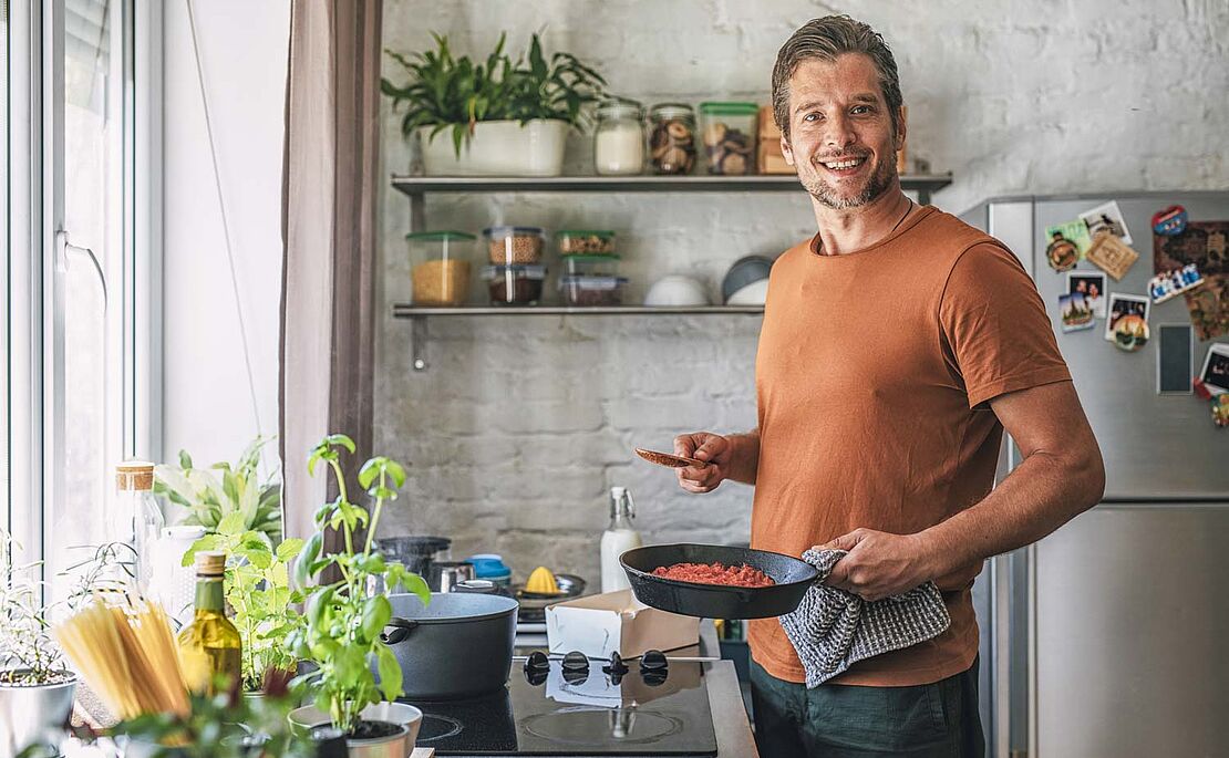 Foto eines Mannes in der Küche beim Kochen