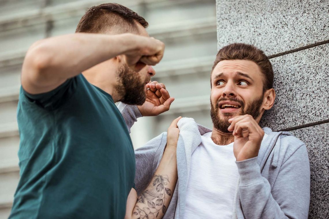 Alkoholisierter Mann beim Streit mit einem anderen Mann