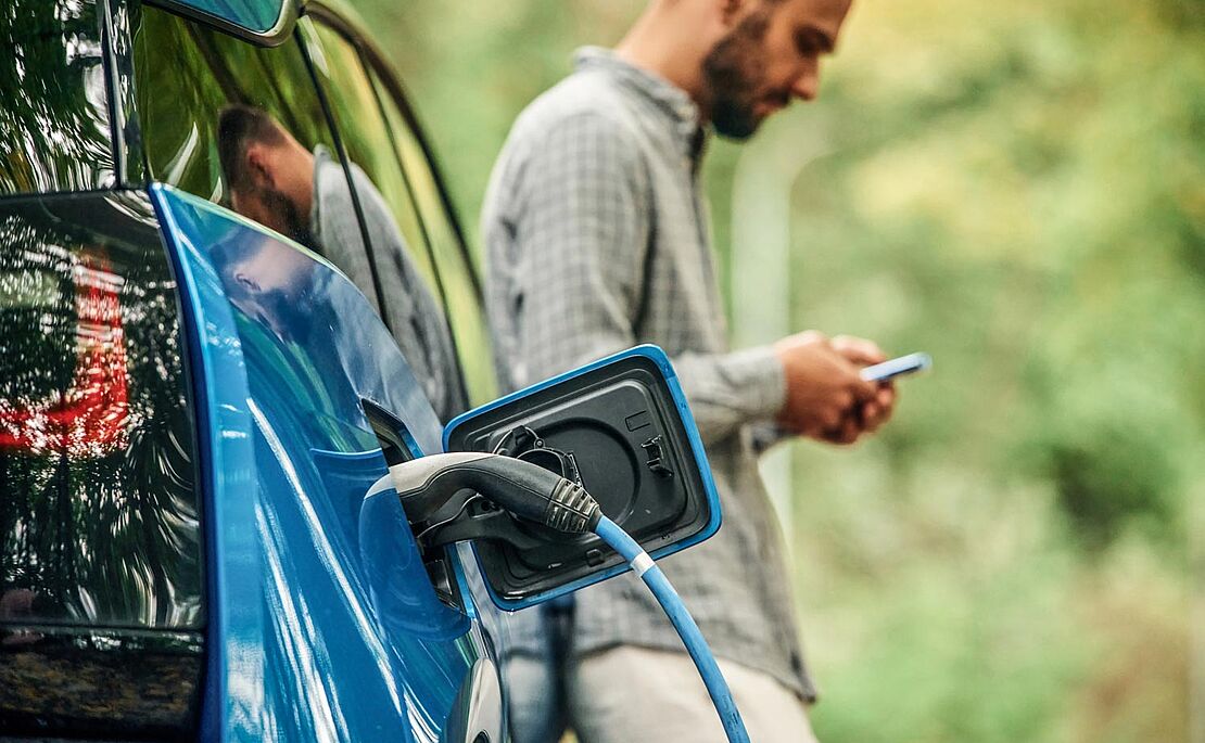 Mann beim Laden seines Autos