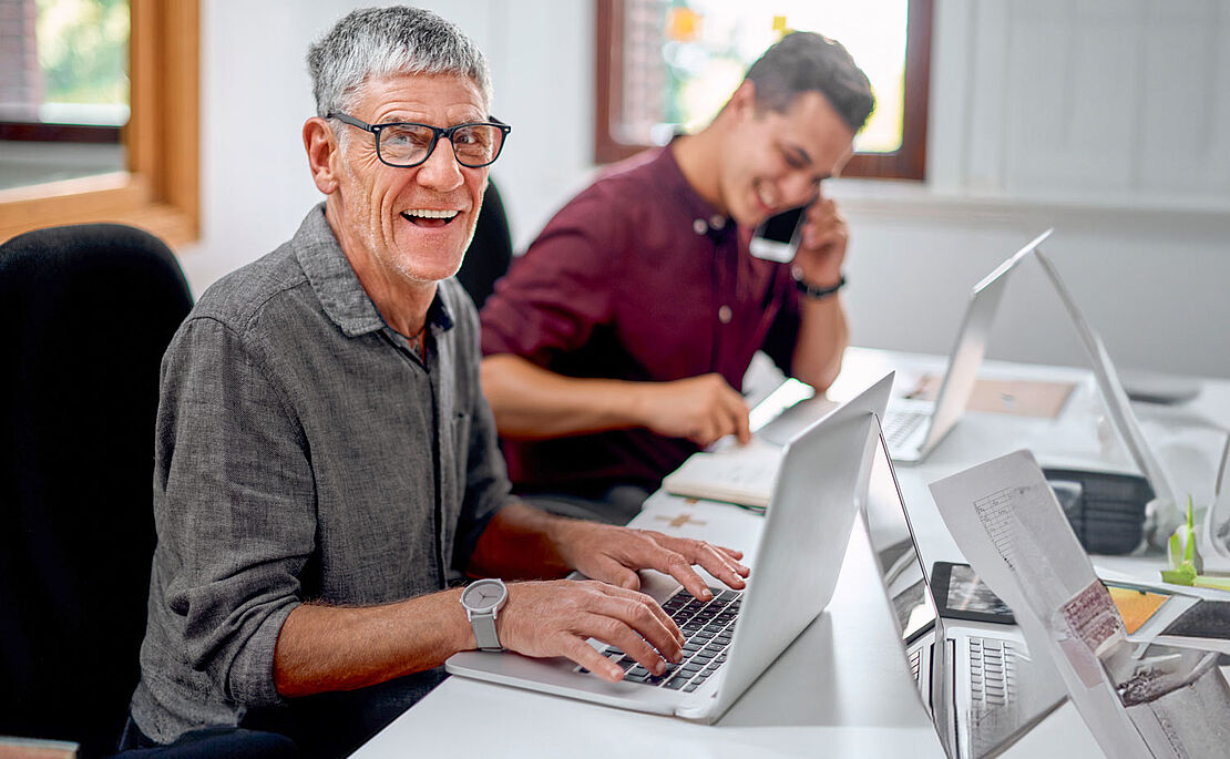 Pensionist beim Arbeiten