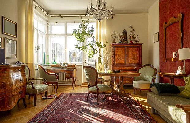 Mit antiken Möbeln eingerichtetes Wohnzimmer