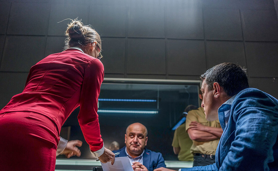 Mann bei einer Betriebsprüfung mit Finanzbeamten