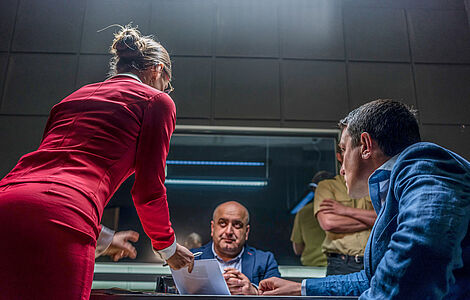 Mann bei einer Betriebsprüfung mit Finanzbeamten