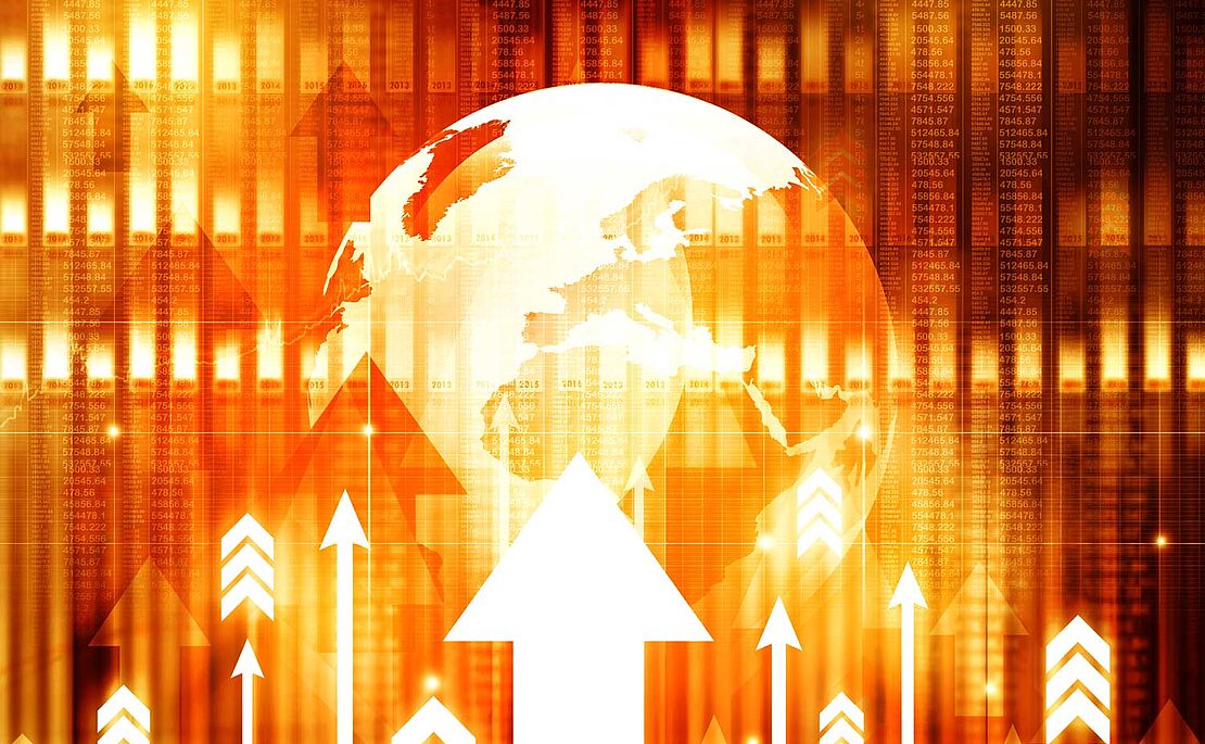 Digitales Bild in orange, im Vordergrund Pfeile nach oben, im Hintergrund die Weltkkugel und immer wieder Zahlenreihen