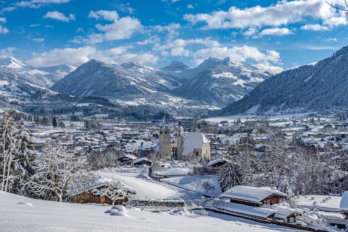 Panoramablick Kitzbühel bei Sonnenschein im Winter