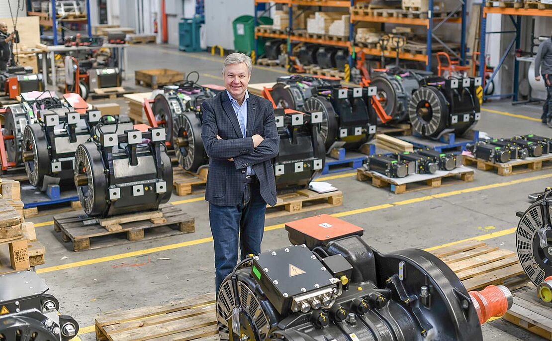 Robert Tencl im Werk zwischen elektromechanischen Antrieben