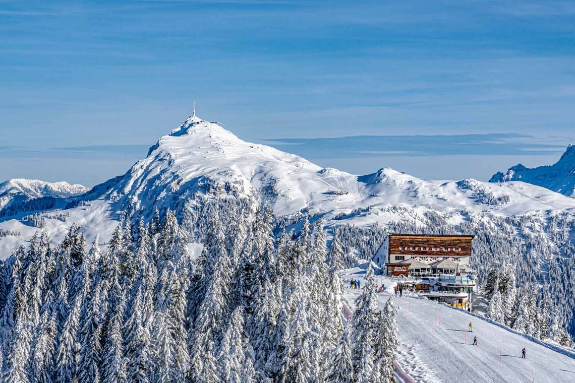 Skigebiet Hahnenkamm Bergstation bei Sonnenschein