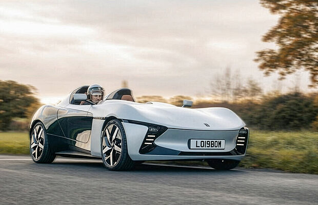 Silber-schwarzer Longbow Speedster, Fahrer darin trägt einen Helm