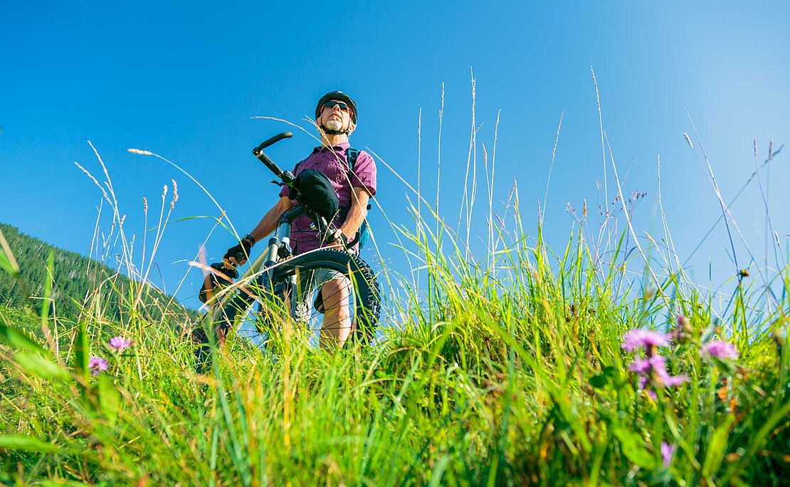 Ein Bauer auf dem E-Bike