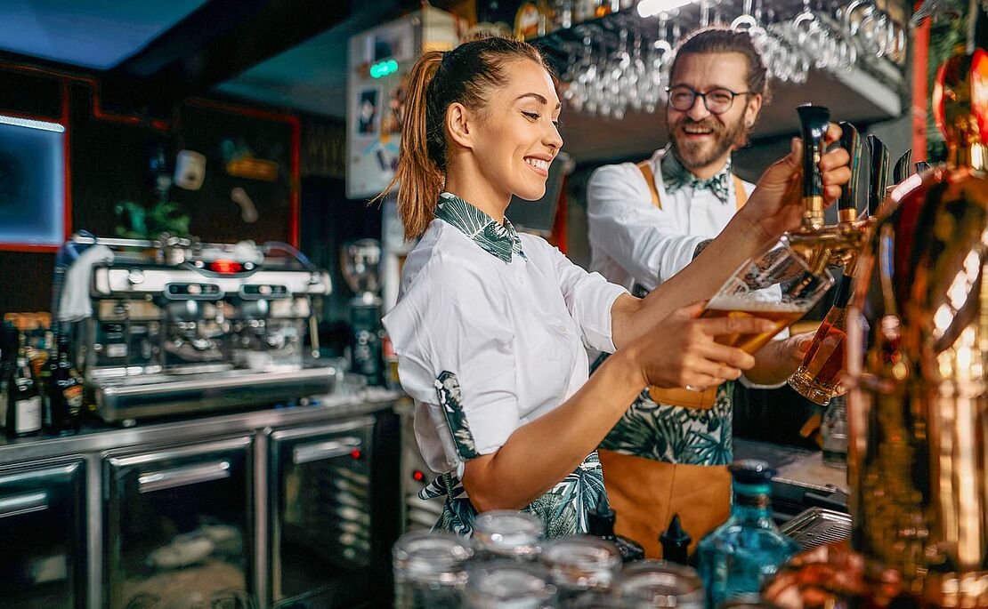 Bedienungspersonal hinter der Schank