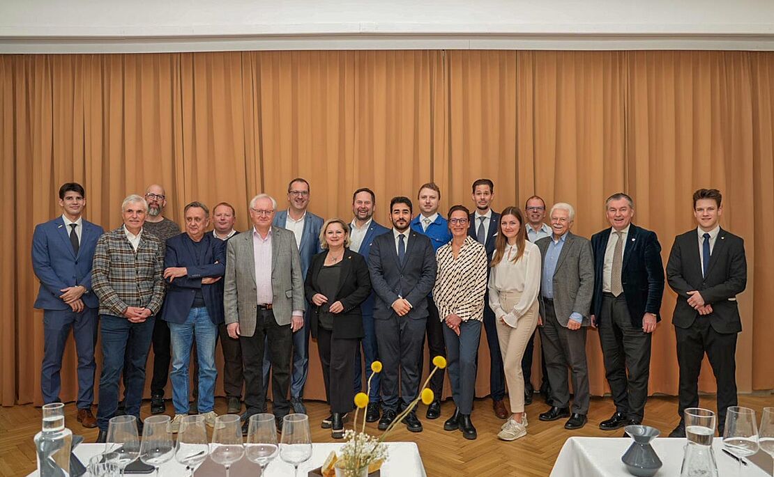 Gruppe von Weinverkostern Grand Cru-Verkostung in Feuersbrunn am Wagram