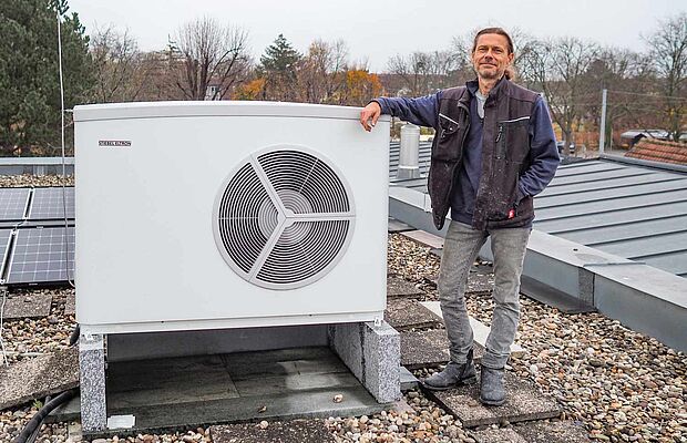 Steinmetz Markus Peche mit seiner Wärmepumpe am Dach