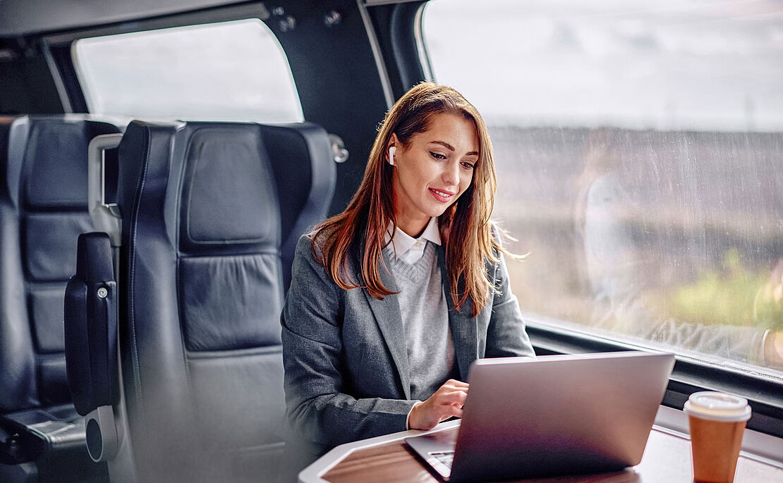 Frau am Laptop im Zug