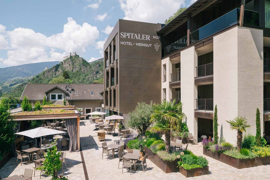 Hotel Spitalerhof, im Hintergrund Kloster Säben