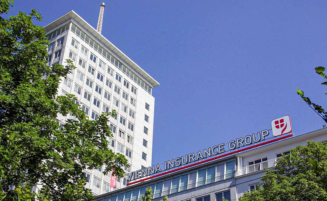 Blick auf den Ringturm, im Vordergrund das VIG Logo