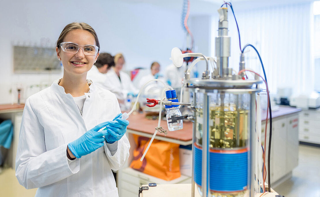 Junge Frau in einem Labor