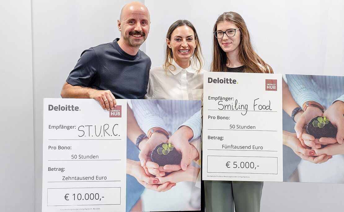 Robin Skala, Claudia M. Heinzl sowie Lisa Reiss mit ihren Urkunden