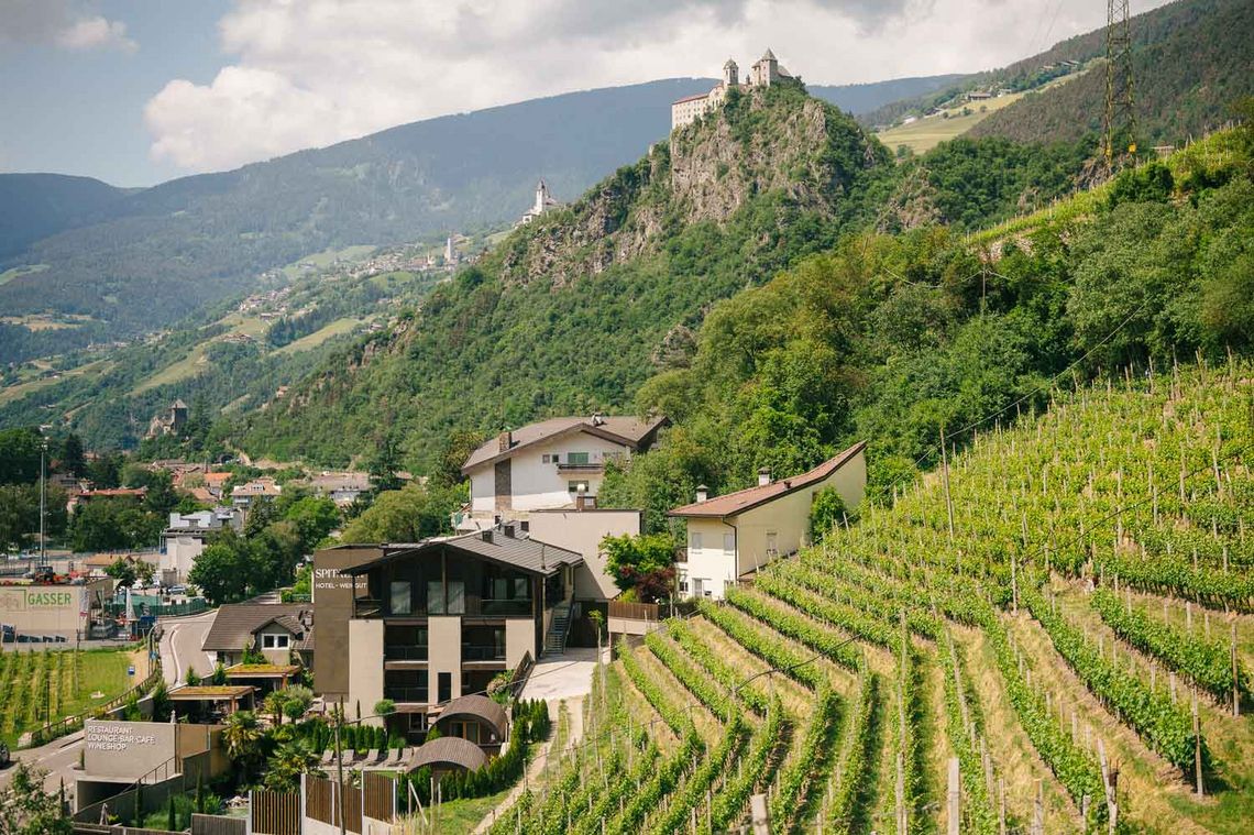 Hotel Spitalerhof und Kloster Säben inmitten von Weinbergen