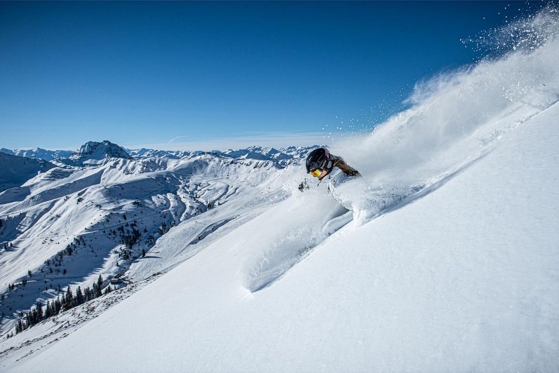 Schifahrer auf einem Tiefschneehang