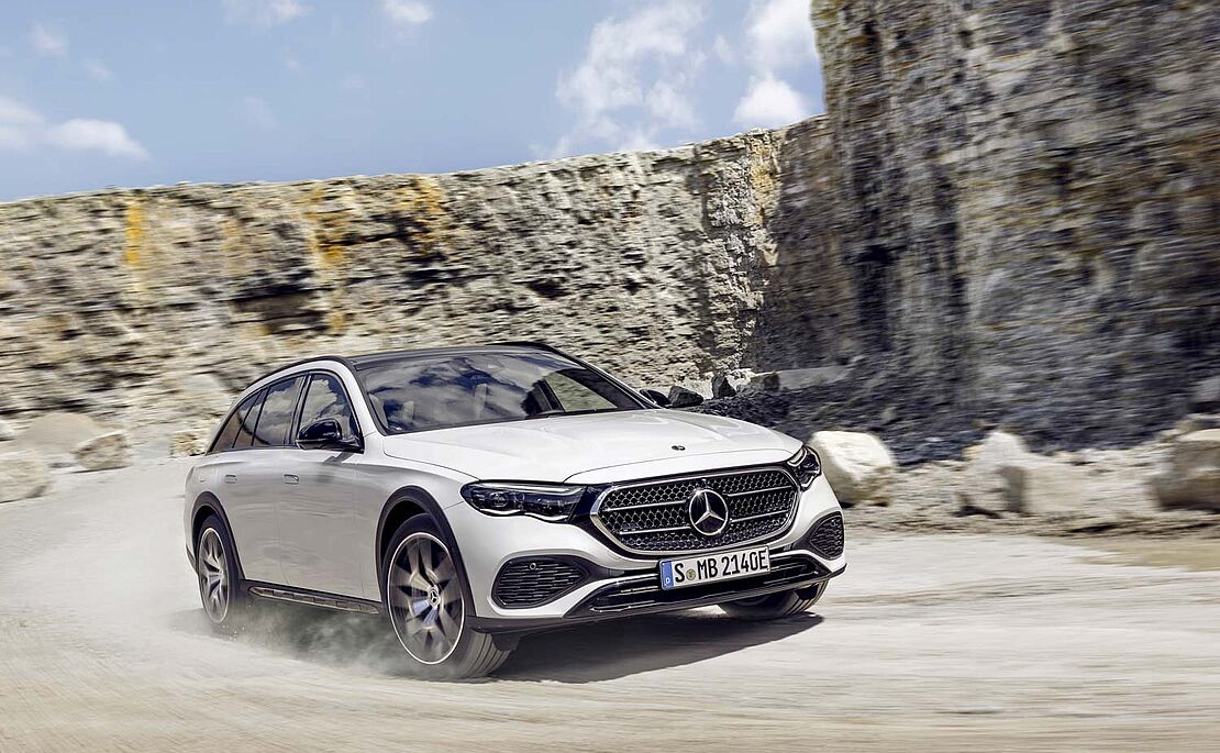 Foto von einem weißen Mercedes E-Klasse All-Terrain, Auto