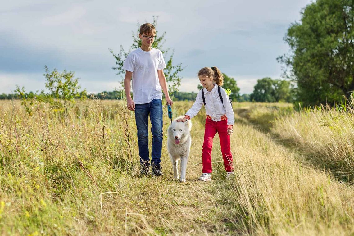 Kinder am Geh- und Radweg