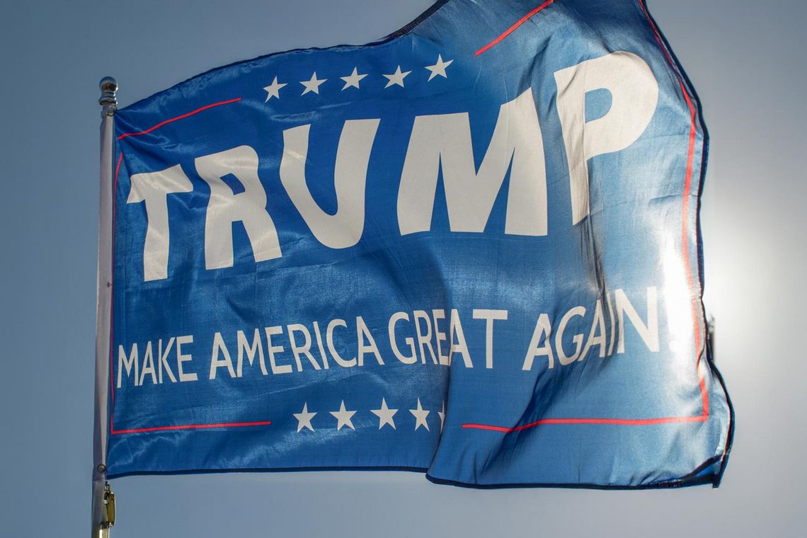 Flagge mit der Aufschrift "TRUMP Make America great again"