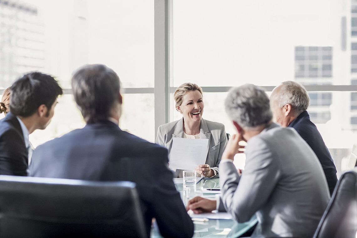 5 Personen an Besprechungstisch