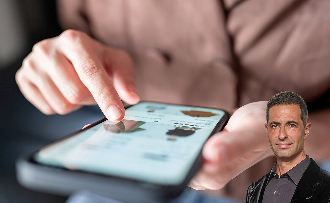 Mann hält Handy in der Hand und tippt darauf, in der rechten unteren Ecke ist ein Porträt von Adam Foroughi eingefügt