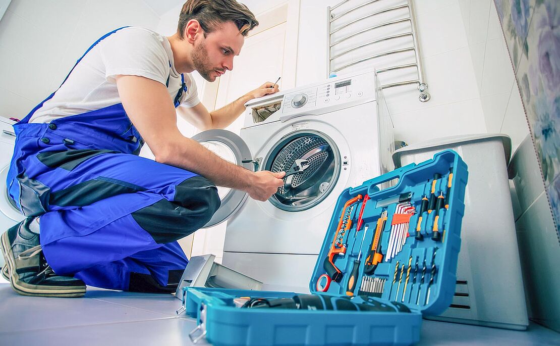 Handwerker beim reparieren einer Waschmaschine