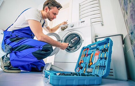 Handwerker beim reparieren einer Waschmaschine
