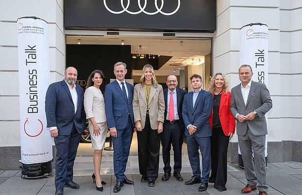 Gruppenfoto C 3 Business Talk: Mark Perz (Holding Graz), Martina Sennebogen (Capgemini), Gerald Beck (BIG), Karina Schunker (EHL), Burkhard Ernst (Rainer Gruppe), Gunter Deuber (RBI), Michaela Schellner (GEWINN) und Thomas Prantner (C 3)