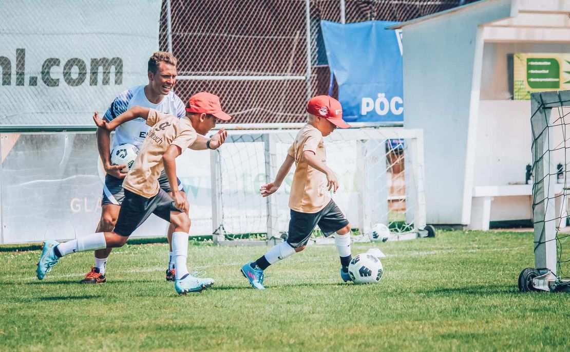 Foto von Kindern beim Fußball spielen