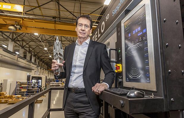 Klaus Mader mit einem Staustrahltriebwerk in der Hand