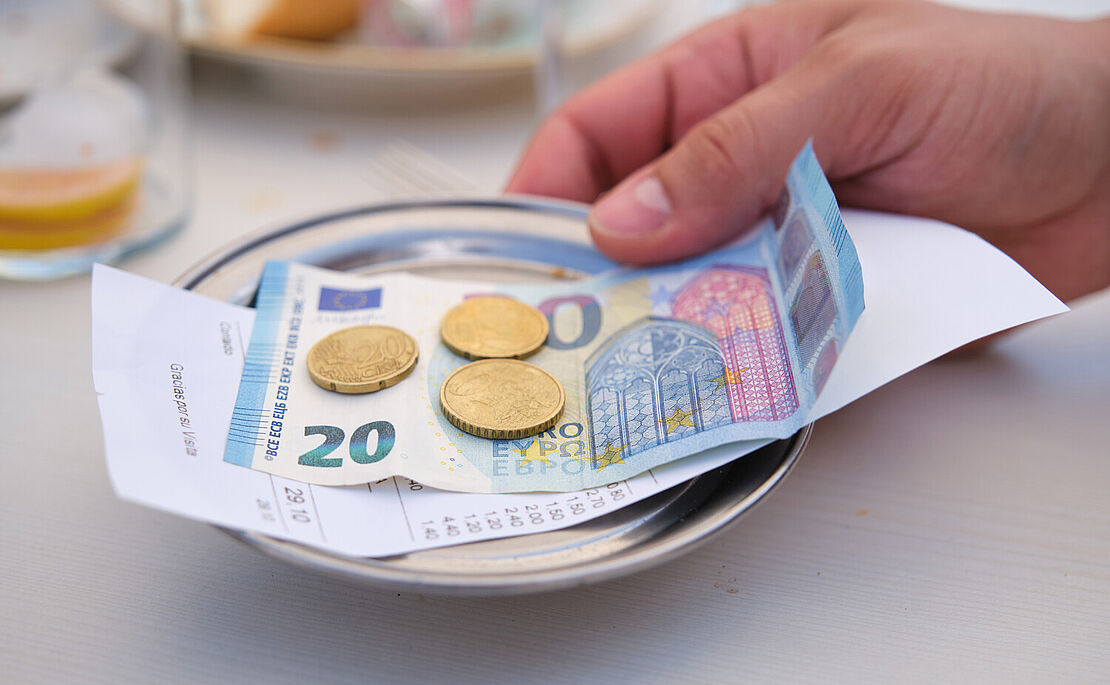 Tablett mit Rechnung und retourniertem Trinkgeld