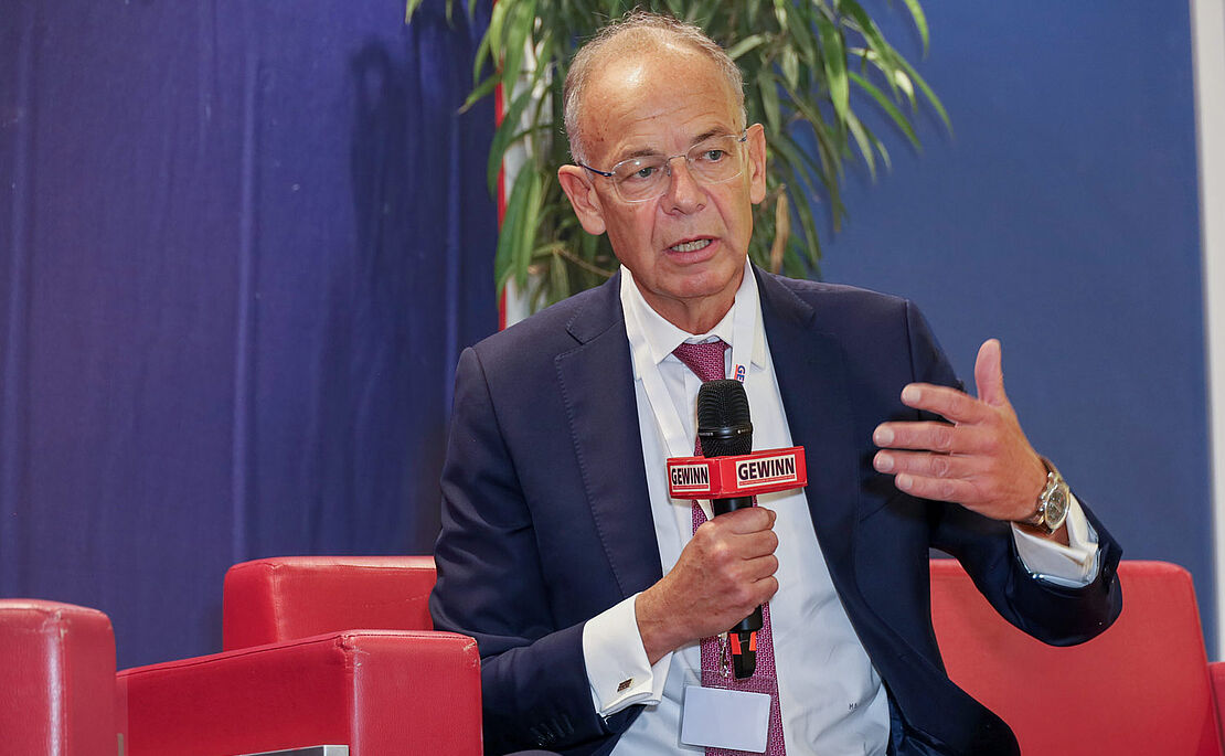 Heimo Scheuch mit Mikrofon auf der GEWINN Bühne bei der GEWINN Messe 2025