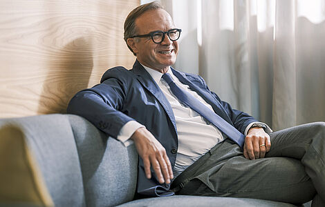 Thomas Winkler auf einer Couch sitzend im Gespräch