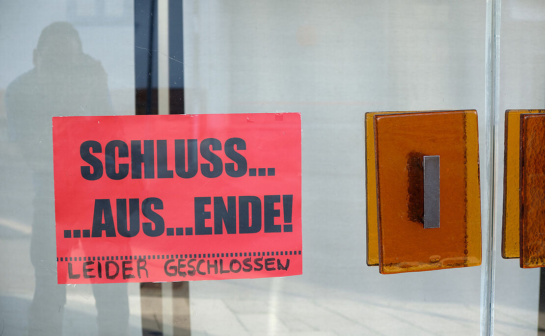 Rotes "Geschlossen"-Schild auf einer Tür