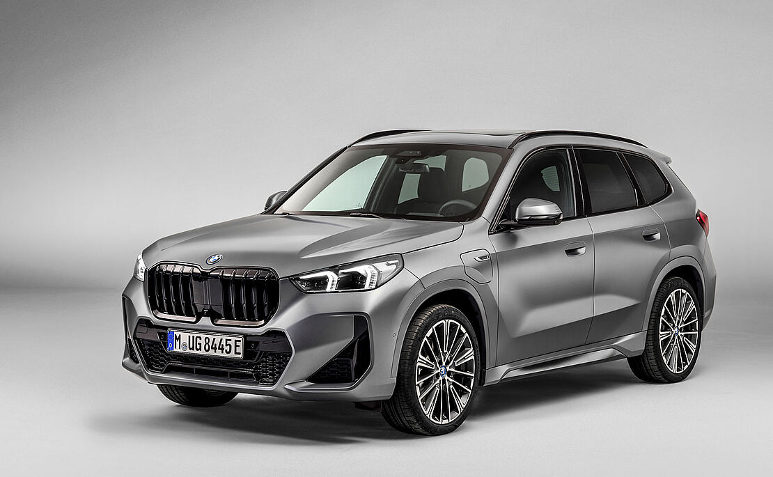 Silbernes Hybridmodell des BMW X1